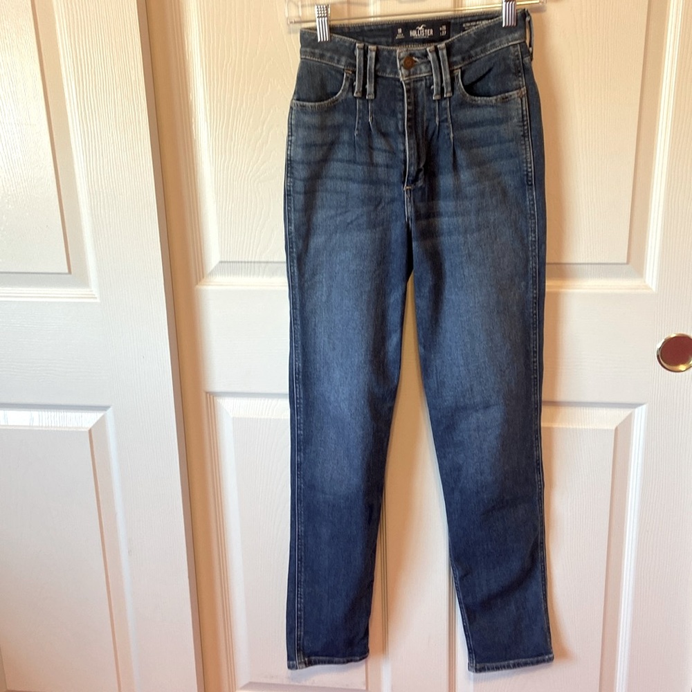 Hollister Ultra High-Rise Mom Jean, Pre-Owned, Women’s Size W25/L27